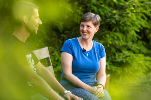 Asia z Bielska białej podczas wywiadu z Romanem Girusem na ławce w Zaborówcu