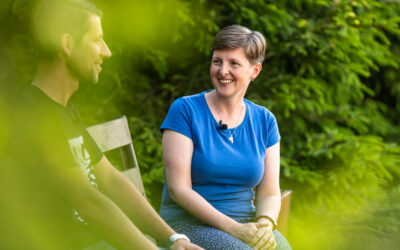 Asia z Bielska białej podczas wywiadu z Romanem Girusem na ławce w Zaborówcu