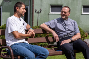 Ksiądz Jan Svoboda z Czeskiego Cieszyna podczas wywiadu w Zaborówcu