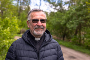 Ks. Lesław Pańczak MS pozuje do zdjęcia w Zaborówcu