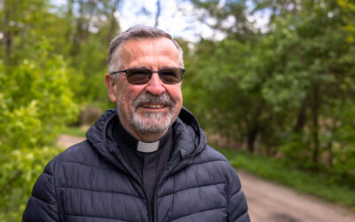 Ks. Lesław Pańczak MS pozuje do zdjęcia w Zaborówcu